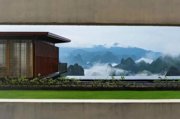 自駕探索山水極致 駛?cè)肟λ固孛鼐? title=