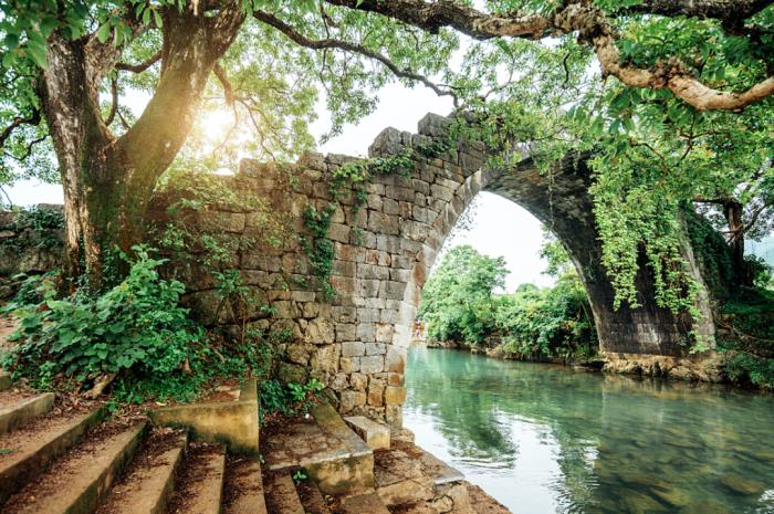 自駕探索山水極致 駛?cè)肟λ固孛鼐? title=