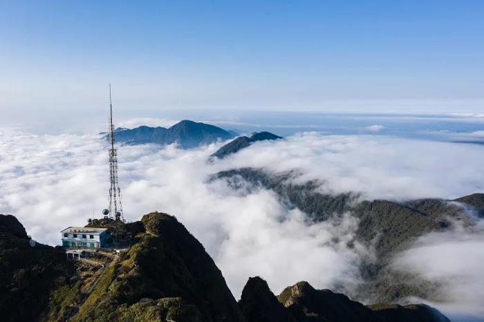 自駕探索山水極致 駛?cè)肟λ固孛鼐? title=