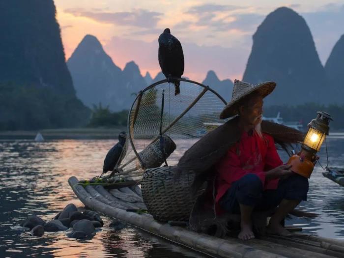 自駕探索山水極致 駛?cè)肟λ固孛鼐? title=