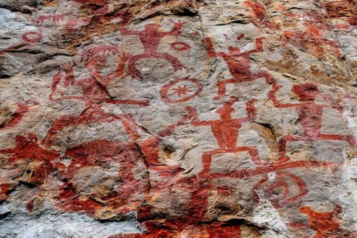 自駕探索山水極致 駛?cè)肟λ固孛鼐? title=