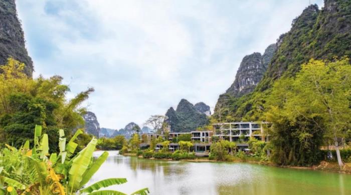 自駕探索山水極致 駛?cè)肟λ固孛鼐? title=