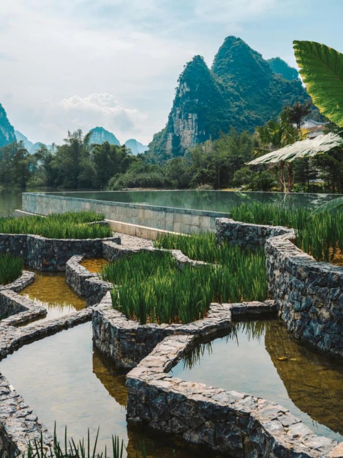 自駕探索山水極致 駛?cè)肟λ固孛鼐? title=