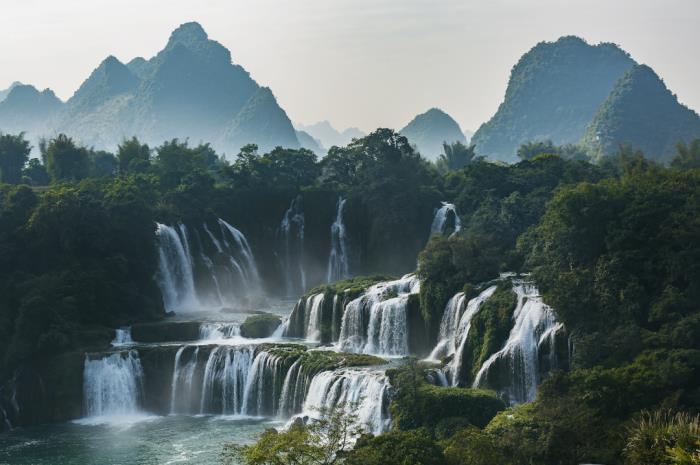 自駕探索山水極致 駛?cè)肟λ固孛鼐? title=