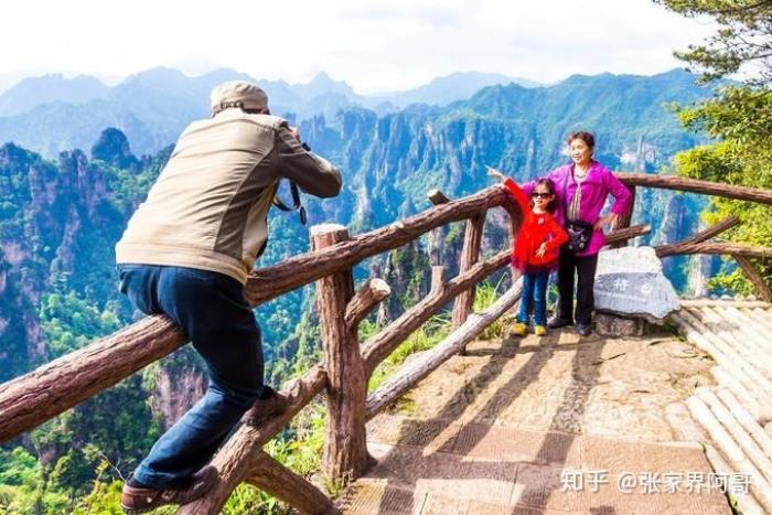 張家界旅游不請?zhí)茁返膶?shí)在私人導(dǎo)游的費(fèi)用是多少合適? 張家界旅游不請?zhí)茁返膶?shí)在私人導(dǎo)游的費(fèi)用是多少合適?