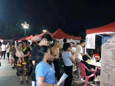 
2016高端夜場招聘電話微信同號：招聘小費120