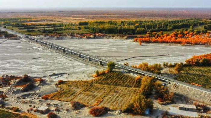 南疆環線鐵路，是如何環繞我國最大沙漠的？