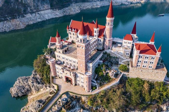 貴州富豪耗資2.4億,在湖中孤島上建了座神秘城堡,號稱中國唯一 貴州富豪耗資2.4億,在湖中孤島上建了座神秘城堡,號稱中國唯一