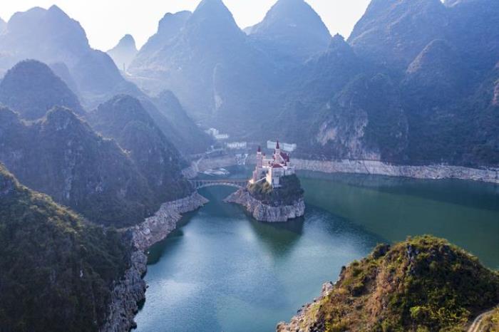 貴州富豪耗資2.4億,在湖中孤島上建了座神秘城堡,號稱中國唯一 貴州富豪耗資2.4億,在湖中孤島上建了座神秘城堡,號稱中國唯一