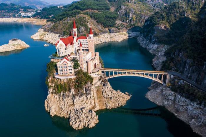 貴州富豪耗資2.4億,在湖中孤島上建了座神秘城堡,號稱中國唯一 貴州富豪耗資2.4億,在湖中孤島上建了座神秘城堡,號稱中國唯一