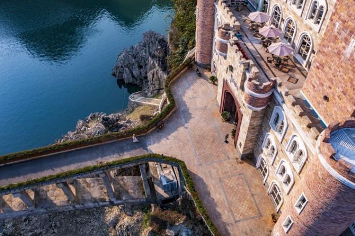 貴州富豪耗資2.4億,在湖中孤島上建了座神秘城堡,號稱中國唯一 貴州富豪耗資2.4億,在湖中孤島上建了座神秘城堡,號稱中國唯一