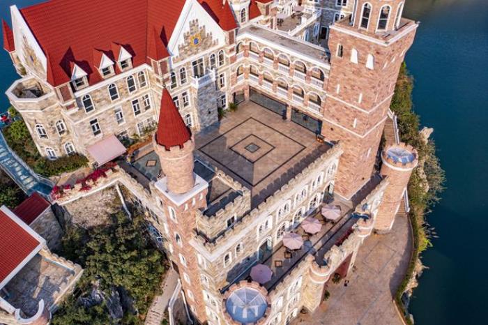 貴州富豪耗資2.4億,在湖中孤島上建了座神秘城堡,號稱中國唯一 貴州富豪耗資2.4億,在湖中孤島上建了座神秘城堡,號稱中國唯一